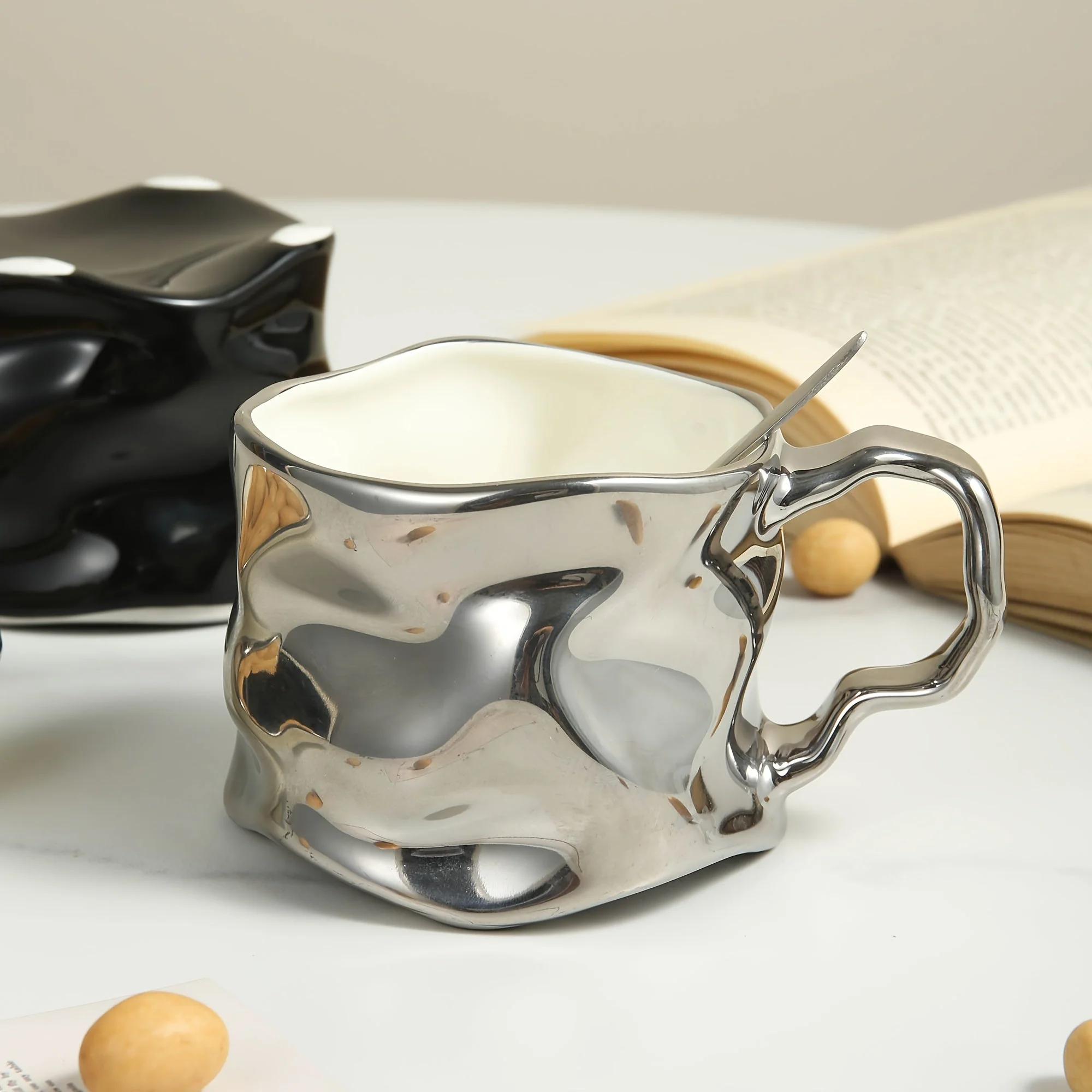 CreArt Mok – Handgemaakte Keramische Koffiemok met Uniek Gekreukeld Design