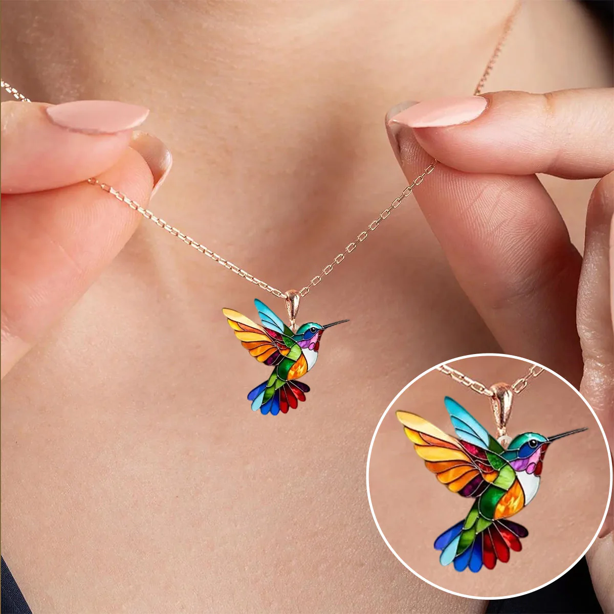 Colibri Charm – Kleurrijke Ketting met Symbolische Betekenis
