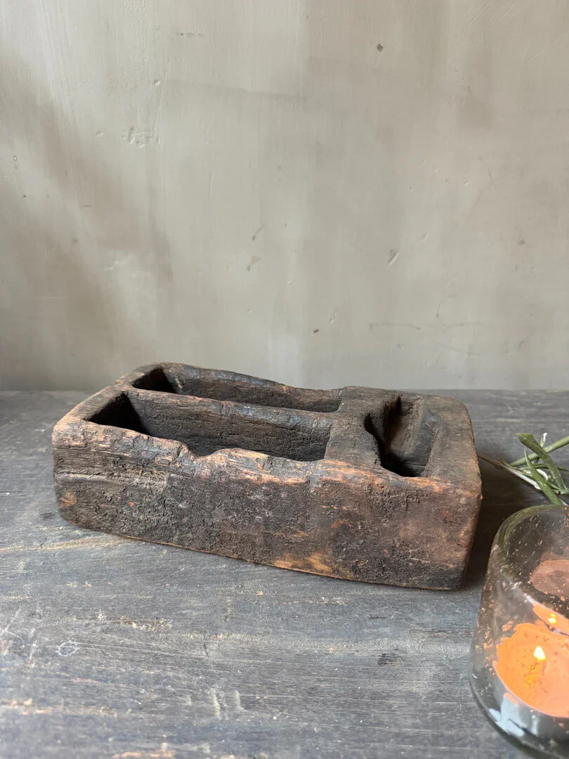 Oud houten bakje met vakjes