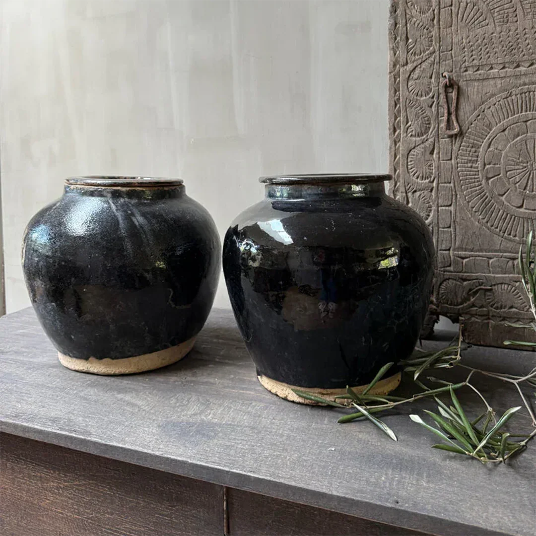 Antieke zwarte glazuur pot / kruik