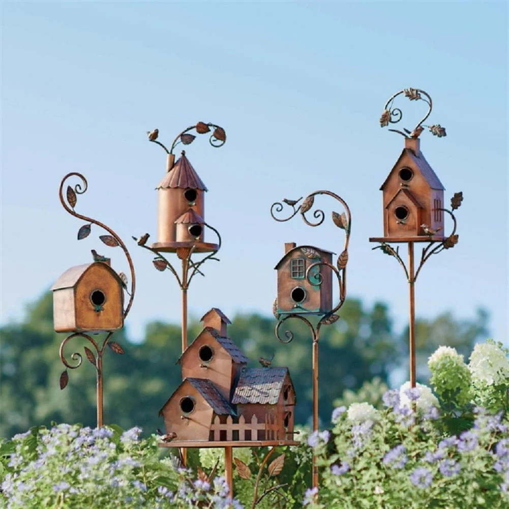 Metalen Kunst Vogelhuisje op Tuinplug – FeatherNest