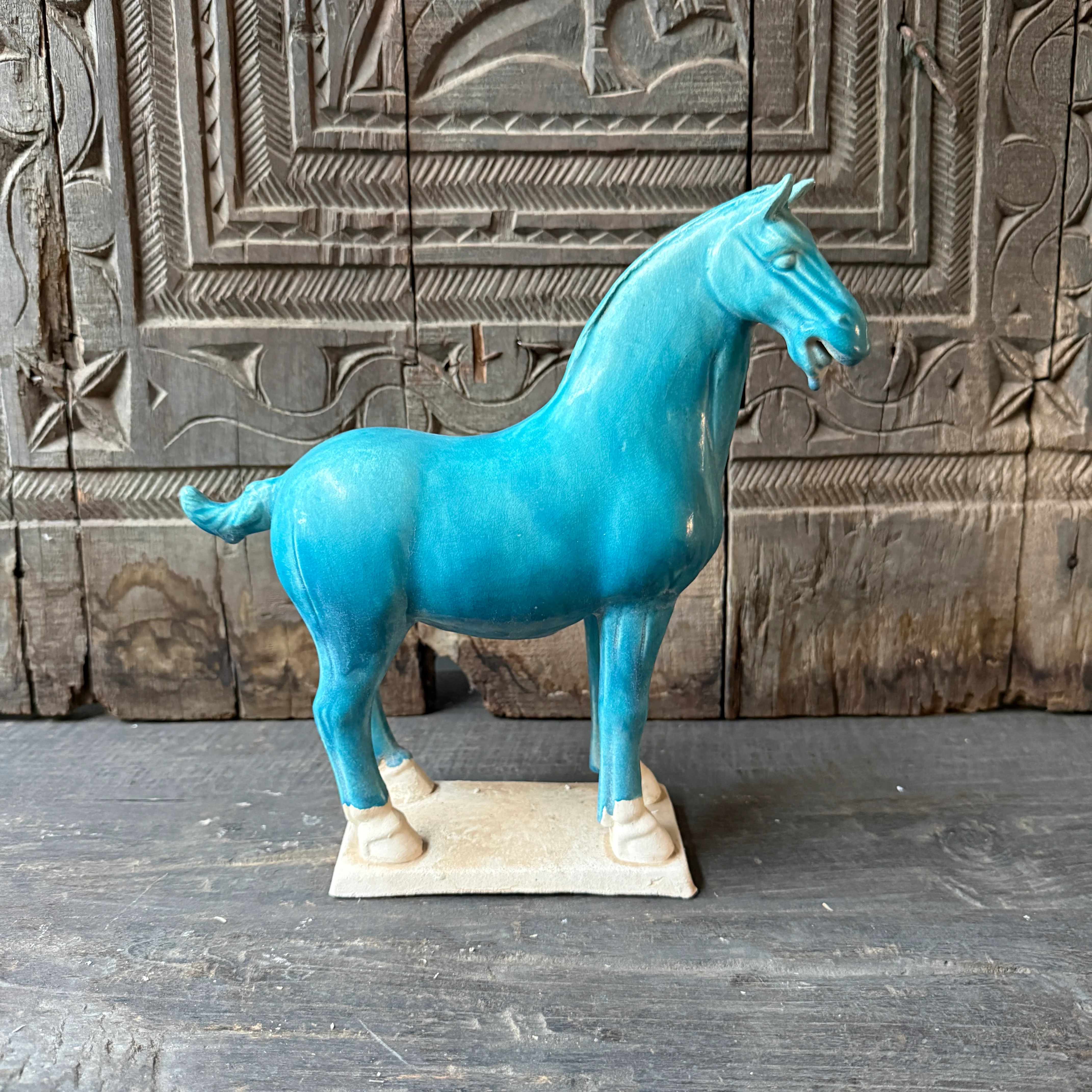 Terracotta paard blauw naar rechts kijkend Terracotta paard blauw naar rechts kijkend