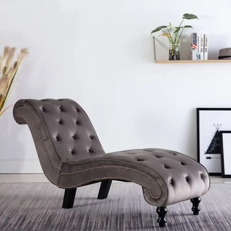 Comfortabele chaise longue met zachte fluwelen bekleding voor thuis