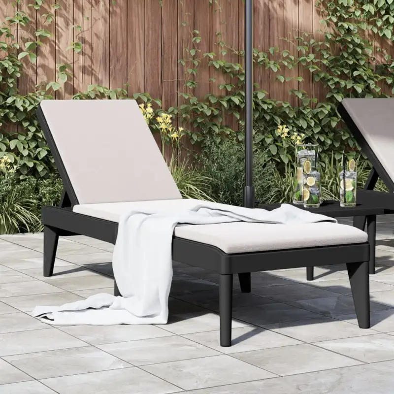 Comfortabele ligbed met verstelbare rugleuning en rattan uitstraling