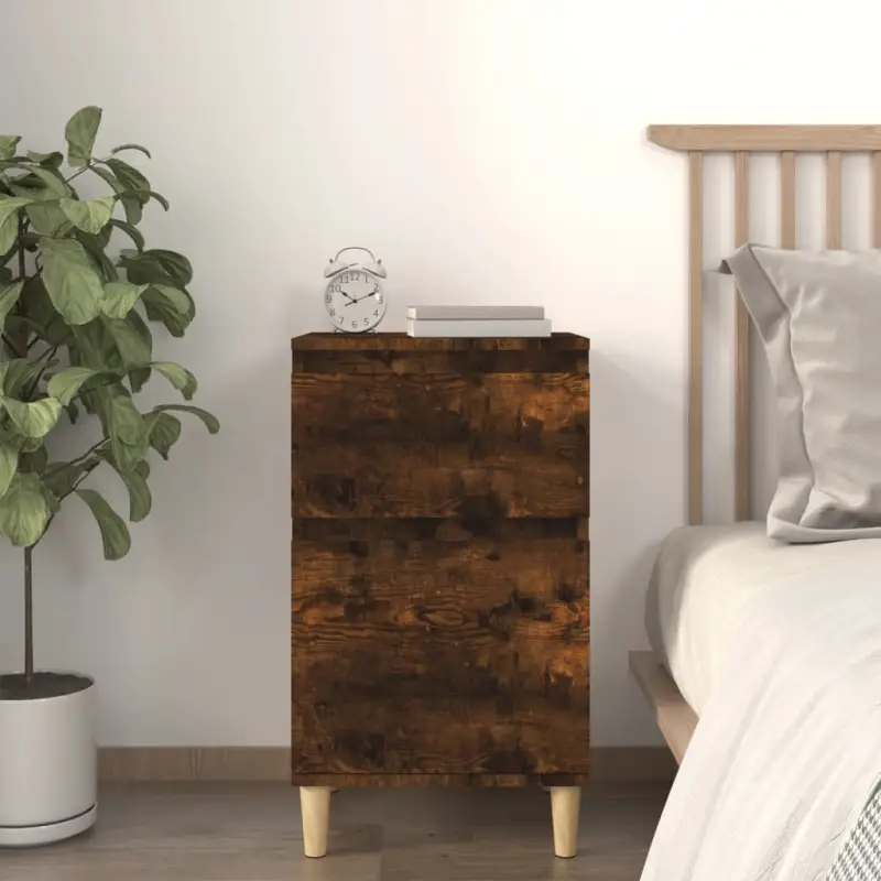 Elegant nachtkastje van bewerkt hout voor een tijdloze uitstraling