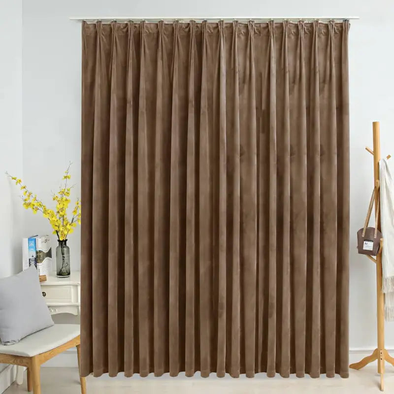 Elegante fluwelen gordijnen met metalen haken voor warmte en privacy
