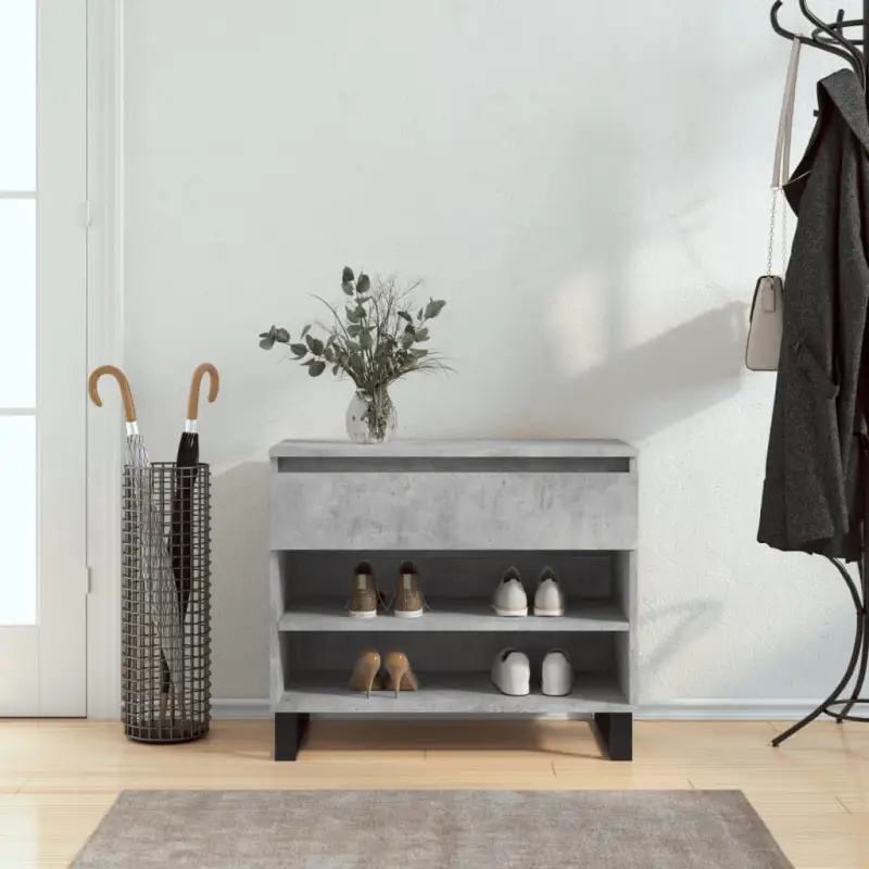 Elegante schoenenkast van bewerkt hout met metalen poten