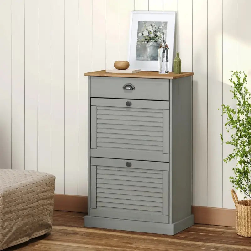 Elegante schoenenkast van massief grenenhout met metalen handgreep