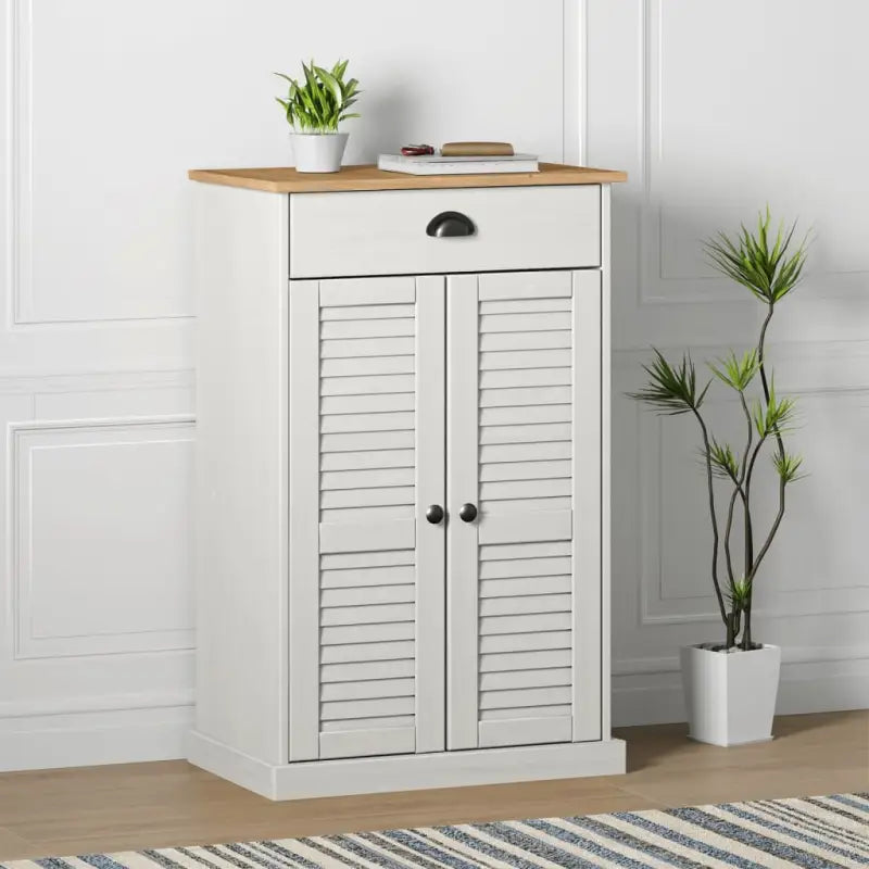 Elegante schoenenkast van massief grenenhout met metalen handgrepen