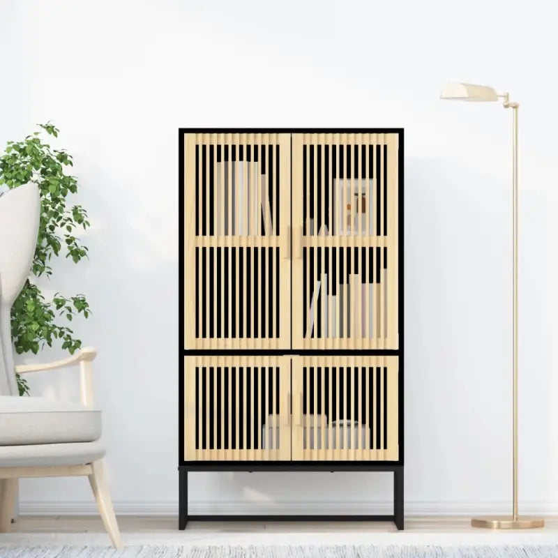 Hoge kast van bewerkt hout voor een uniek bestaande interieur