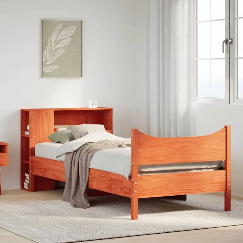 Houten bedframe van massief grenenhout voor een moderne slaapkamer