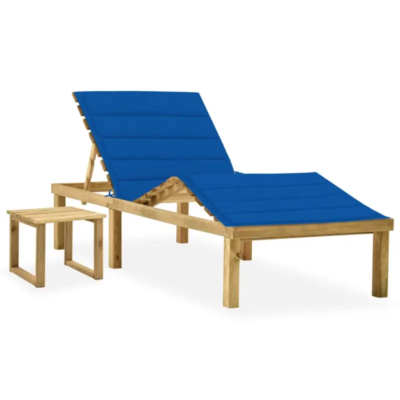 Houten loungebed met kussen en tafeltje voor een rustieke buitenruimte