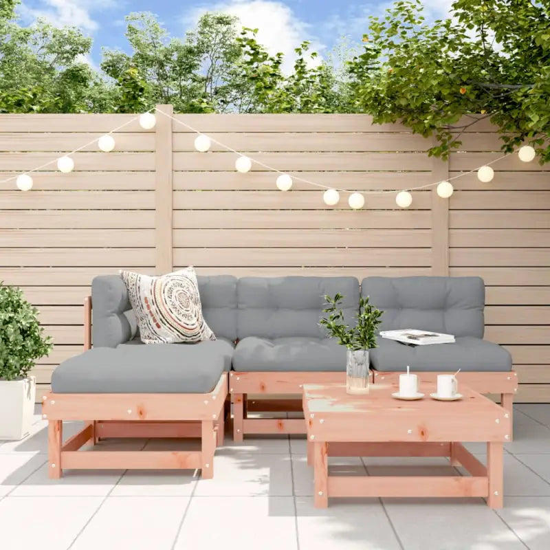 Houten loungeset van massief douglashout met voetenbank en salontafel