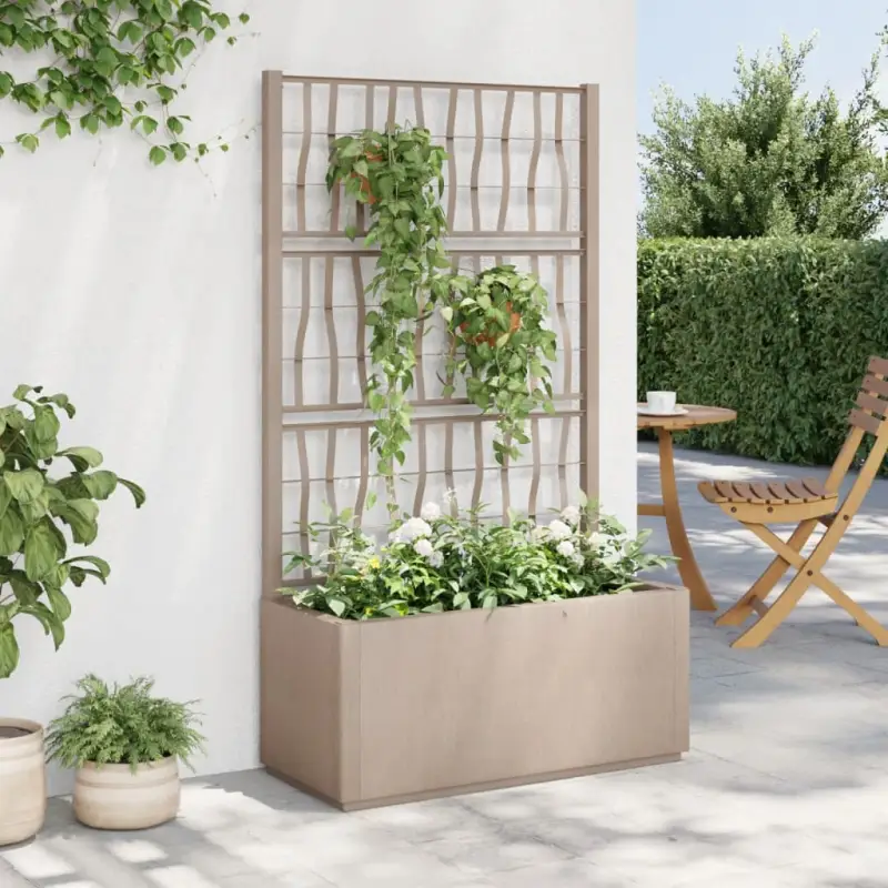 Houten plantenbak met latwerk voor klimplanten in tuin of terras