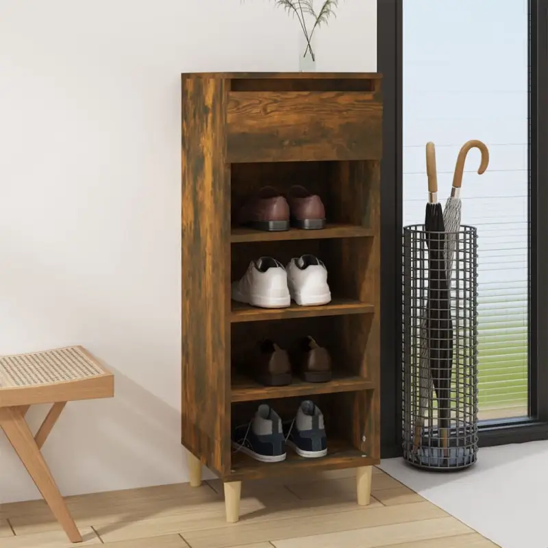 Houten schoenenrek met bewerkt hout en houten poten voor opbergruimte