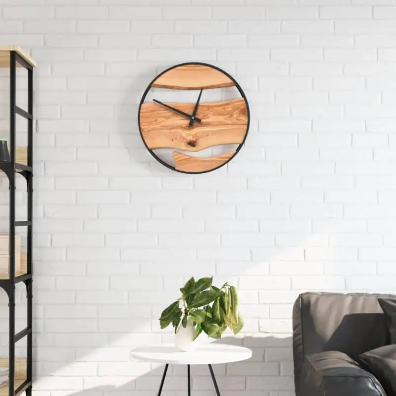 Houten wandklok met rustieke wijzerplaat en stil slingermechanisme