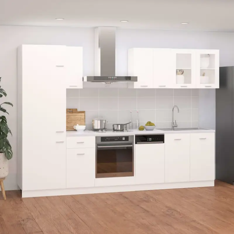 Keukenkasten met eenvoudig ontwerp en bewerkt hout voor georganiseerde keuken