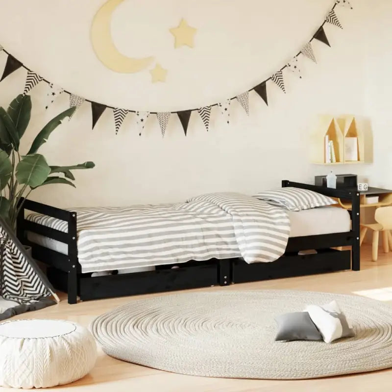Kinderbed van massief grenenhout met elegant en tijdloos design