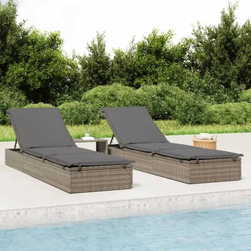 Ligstoelen met tafel van PE-rattan in grijs materiaal voor buitengebruik
