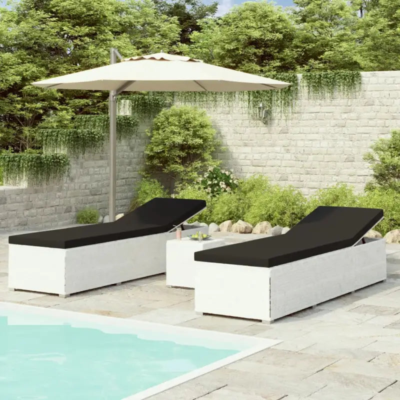 Luxe loungestoelen voor een ontspannende zonnige dag