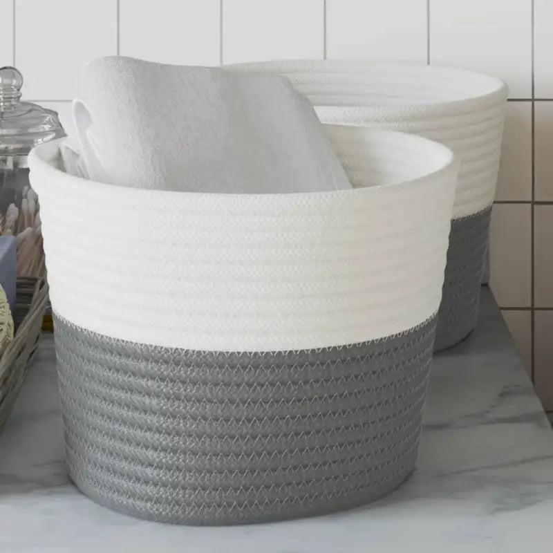 Manden met modern design voor praktische en decoratieve opberging