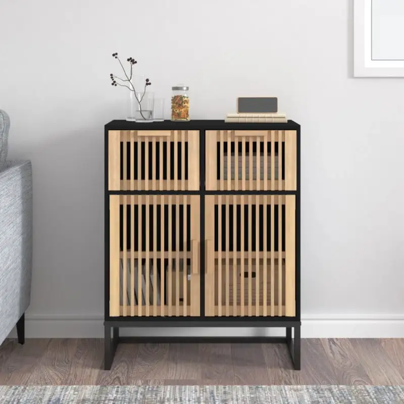 Opbergkast met ijzeren poot en bewerkt hout voor een tijdloos interieur