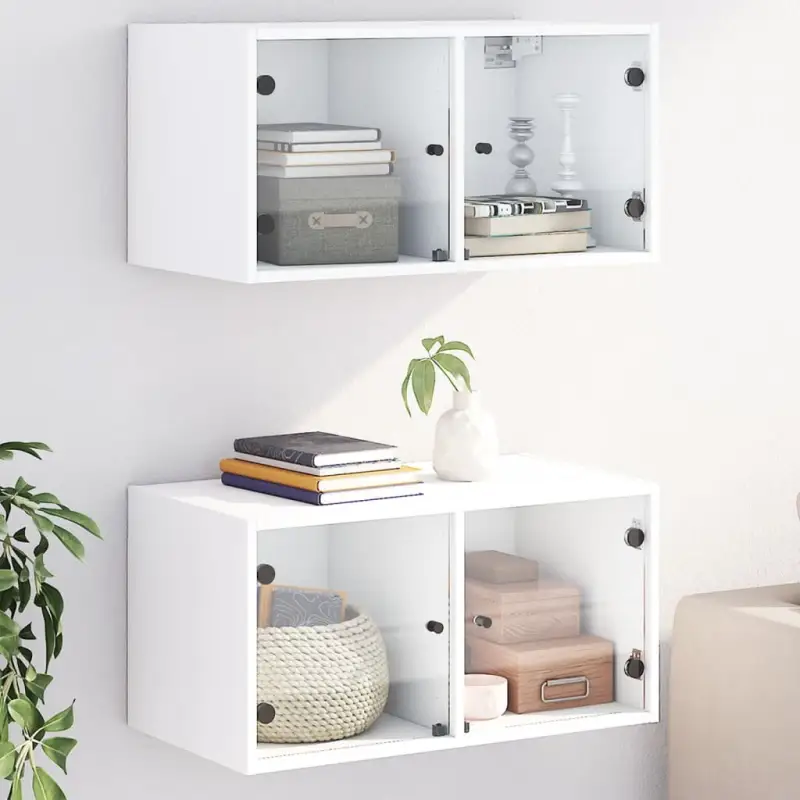 Opbergkasten met glazen deuren voor een lege muur decoratie