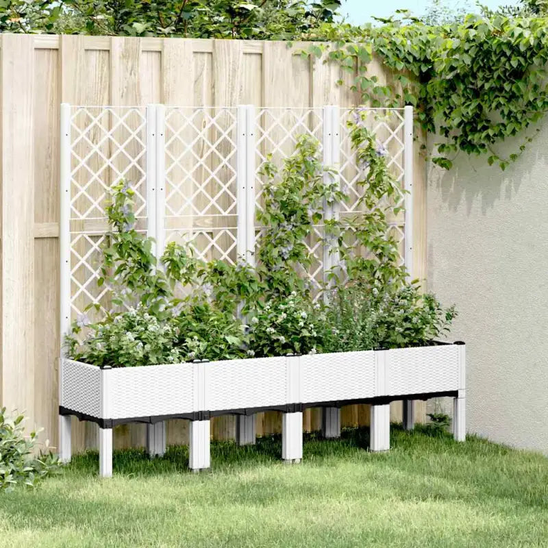 Plantenbak met latwerk voor klimplanten in tuin of op terras
