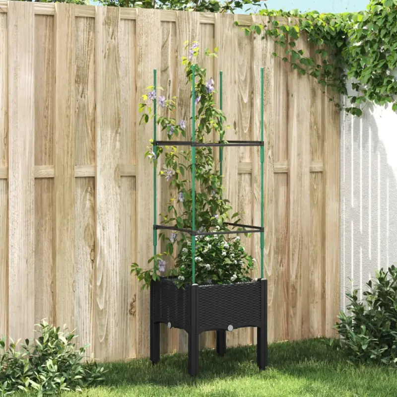 Plantenbak met latwerk voor klimplanten in tuin of terras
