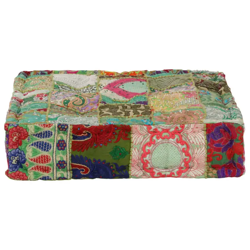 Poefs in vintage stijl met patchwork ontwerp en prachtige borduursels
