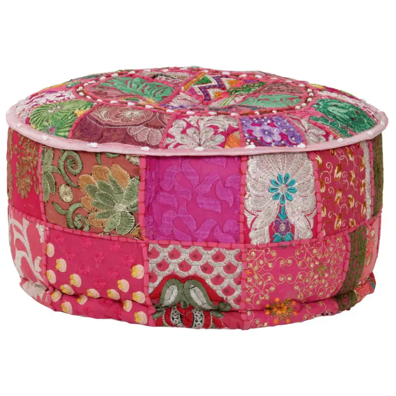 Poefs met Patchwork Ontwerp en Prachtige Borduursels in Vintage Stijl