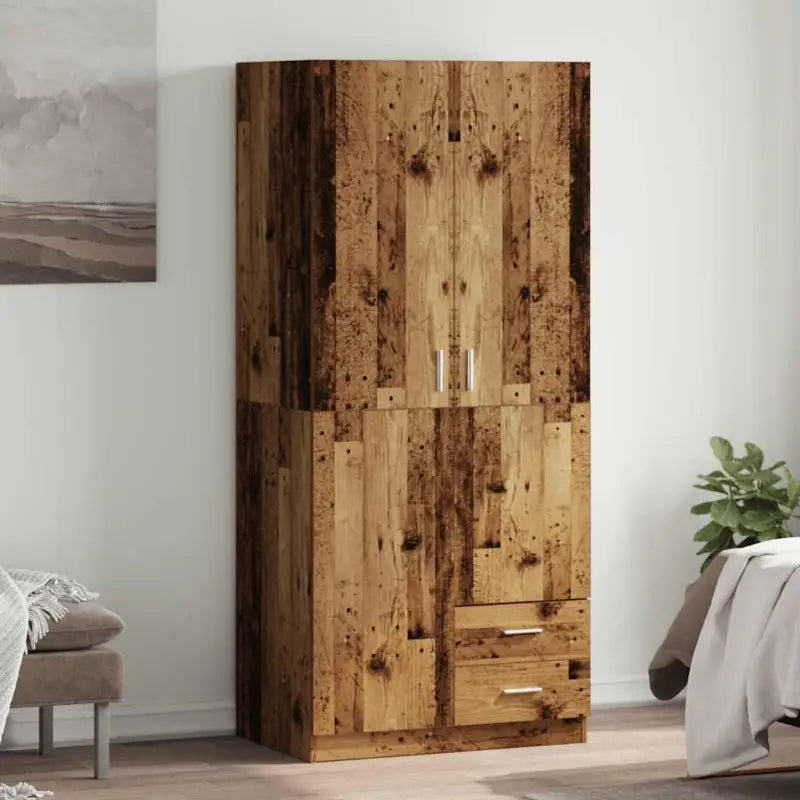 Ruime kledingkast van bewerkt hout voor duurzame opbergruimte