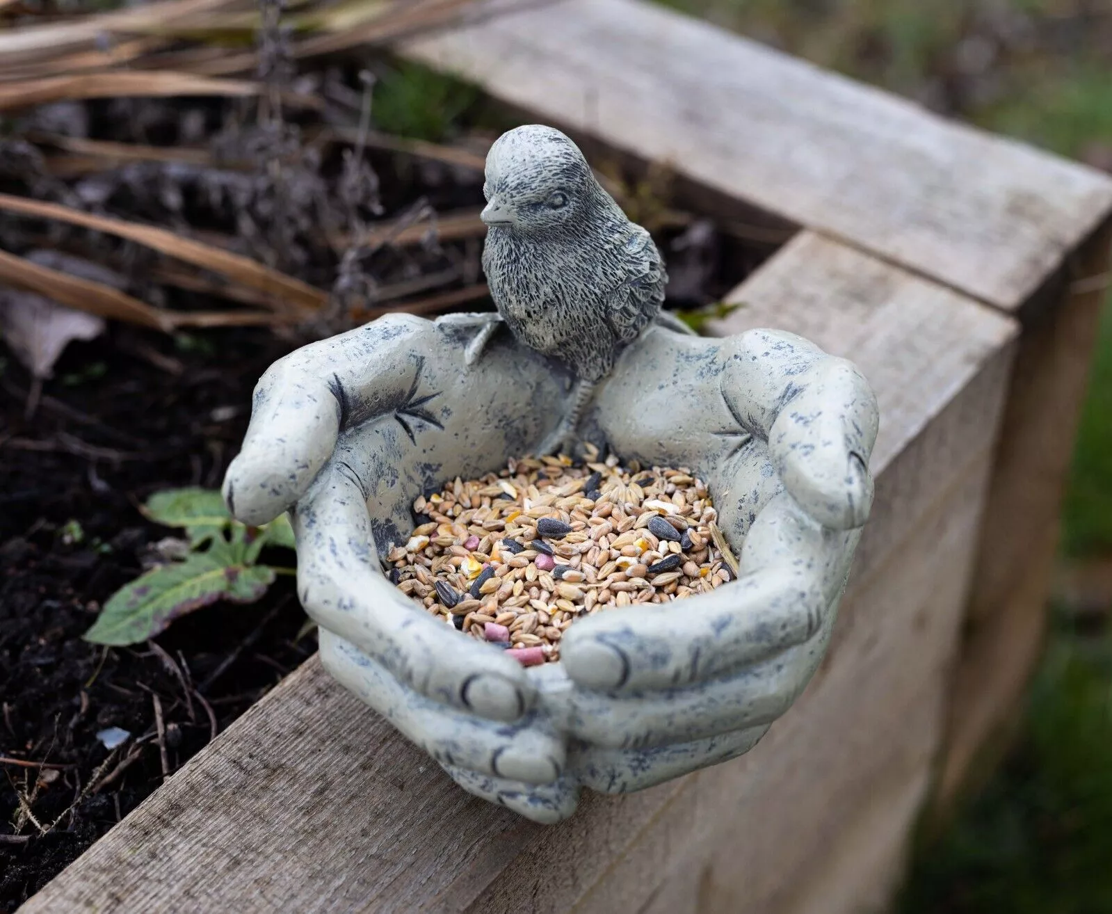 BirdHaven – Symbolische Vogelvoeder in Handvorm van Hars