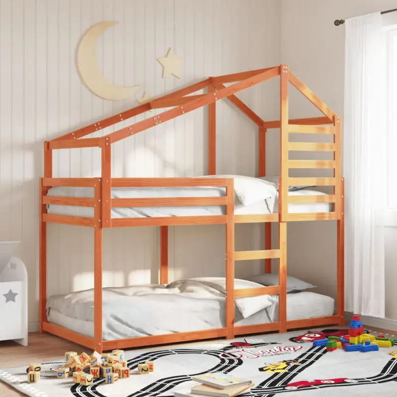 Stapelbed met bedhuis in massief grenenhout met open zijdeur in wasbruin